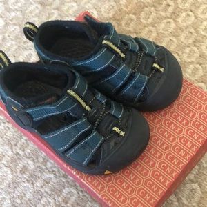 Boys keens navy blue 5 great condition toddler